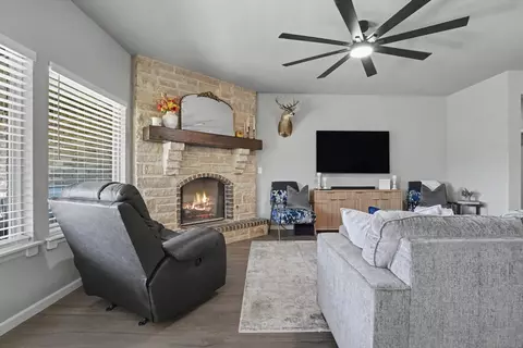Living - 750 E 139th Pl, Glenpool, OK 74033 photo 4 of 5