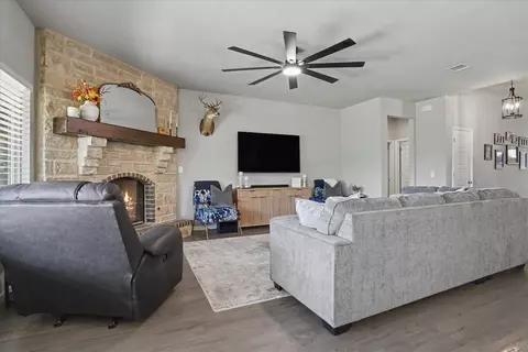 Living - 750 E 139th Pl, Glenpool, OK 74033 photo 3 of 5