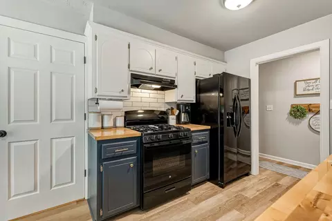 Kitchen - 905 Charles Dr, Ada, OK 74820 photo 3 of 5