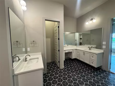 Bath - 6560 E 128th St S, Bixby, OK 74008 photo 6 of 7