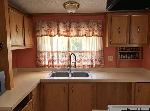 Kitchen - 215 Dozer Bnd, Eufaula, OK 74432 photo 3 of 4