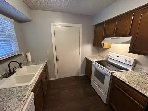 Kitchen - 8315 E 65th St, Tulsa, OK 74133 photo 3 of 6