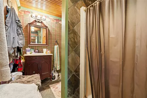 Bath - 447098 E 1000 Rd, Gore, OK 74435 photo 1 of 4