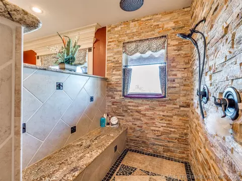 Bath - 414498 E 1170 Rd, Eufaula, OK 74432 photo 3 of 11
