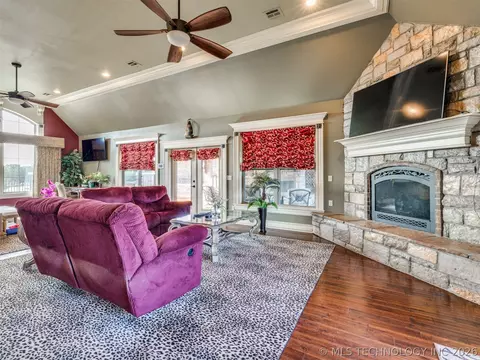 Living - 414498 E 1170 Rd, Eufaula, OK 74432 photo 6 of 9