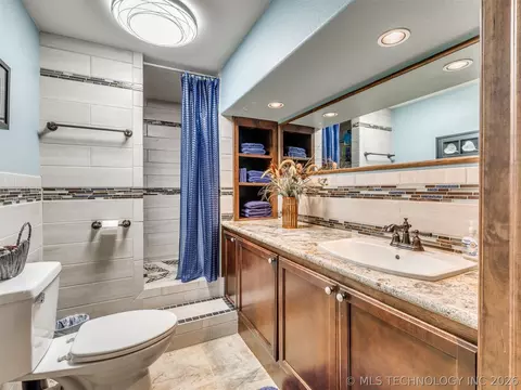 Bath - 414498 E 1170 Rd, Eufaula, OK 74432 photo 5 of 11