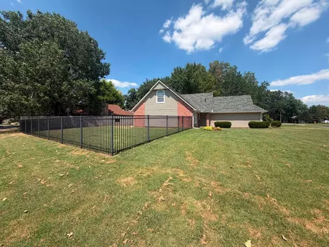 Exterior - 1527 E 76th St, Tulsa, OK 74136 photo 5 of 7