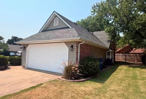 Exterior - 1527 E 76th St, Tulsa, OK 74136 photo 4 of 7