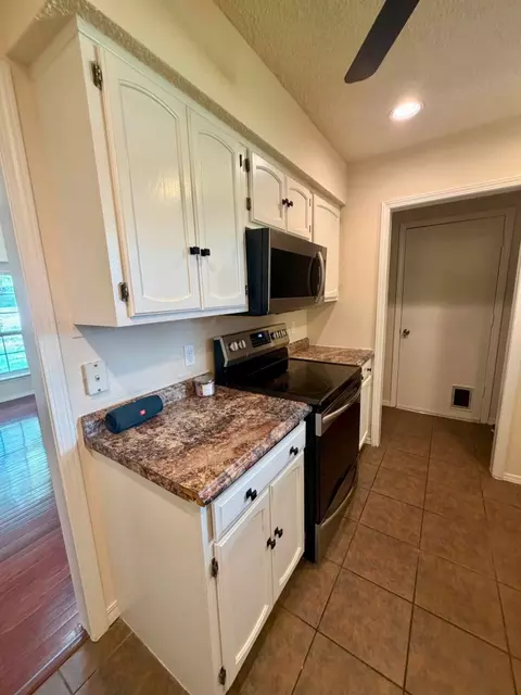 Kitchen - 1527 E 76th St, Tulsa, OK 74136 photo 4 of 4