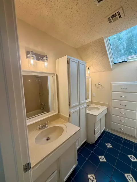 Bath - 1527 E 76th St, Tulsa, OK 74136 photo 5 of 6