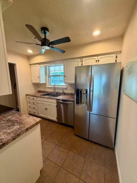 Kitchen - 1527 E 76th St, Tulsa, OK 74136 photo 3 of 4