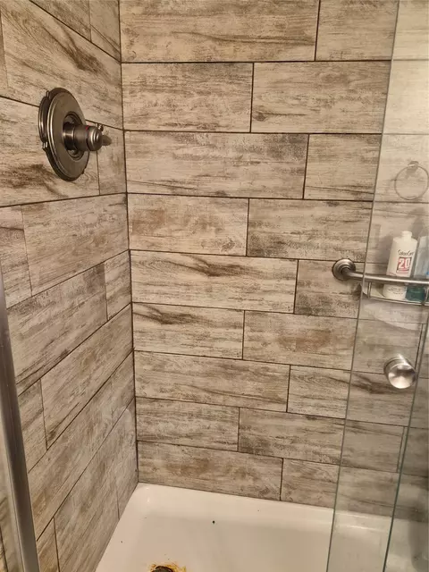 Bath - 708 SE 3rd St SE, Checotah, OK 74426 photo 3 of 3