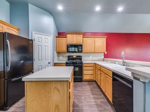Kitchen - 21677 E 39th Pl, Broken Arrow, OK 74014 photo 3 of 8