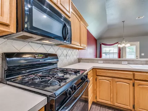 Kitchen - 21677 E 39th Pl, Broken Arrow, OK 74014 photo 7 of 8