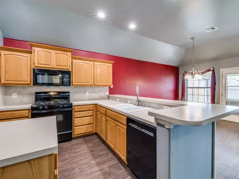 Kitchen - 21677 E 39th Pl, Broken Arrow, OK 74014 photo 4 of 8