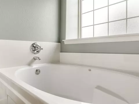 Bath - 21677 E 39th Pl, Broken Arrow, OK 74014 photo 5 of 6