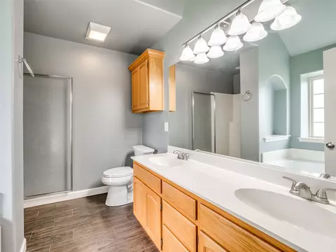 Bath - 21677 E 39th Pl, Broken Arrow, OK 74014 photo 3 of 6