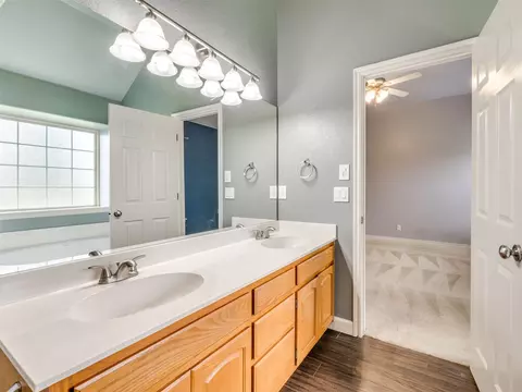 Bath - 21677 E 39th Pl, Broken Arrow, OK 74014 photo 4 of 6