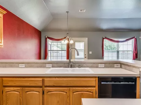 Kitchen - 21677 E 39th Pl, Broken Arrow, OK 74014 photo 6 of 8