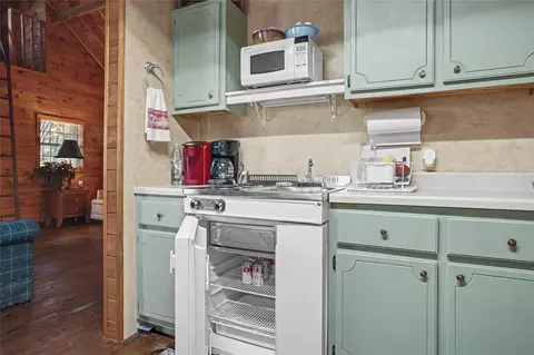 Kitchen - 46420 S 590 Rd, Jay, OK 74346 photo 2 of 5