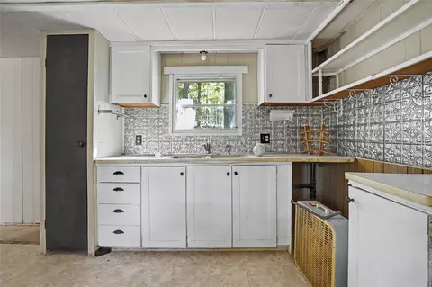 Kitchen - 46420 S 590 Rd, Jay, OK 74346 photo 5 of 5