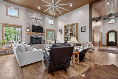 Living - 116 Eagleview, Pryor, OK 74361 photo 3 of 5