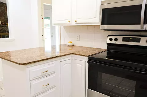 Kitchen - 10019 E 39th Pl, Tulsa, OK 74146 photo 9 of 13