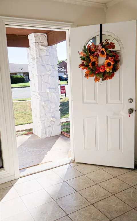 Entry Way - 10019 E 39th Pl, Tulsa, OK 74146 photo 2 of 11