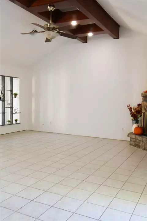 Living - 10019 E 39th Pl, Tulsa, OK 74146 photo 4 of 5