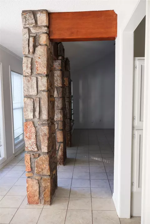 Entry Way - 10019 E 39th Pl, Tulsa, OK 74146 photo 3 of 11