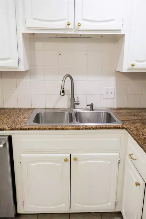Kitchen - 10019 E 39th Pl, Tulsa, OK 74146 photo 6 of 13