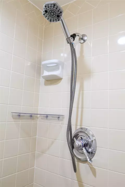 Bath - 10019 E 39th Pl, Tulsa, OK 74146 photo 7 of 8