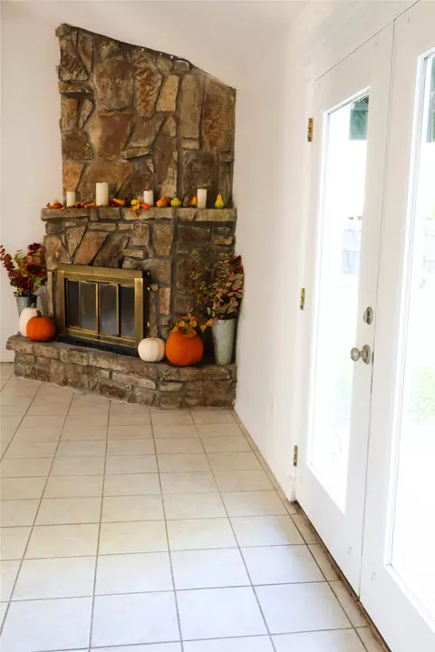 Entry Way - 10019 E 39th Pl, Tulsa, OK 74146 photo 4 of 11