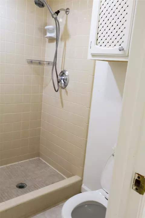 Bath - 10019 E 39th Pl, Tulsa, OK 74146 photo 8 of 8