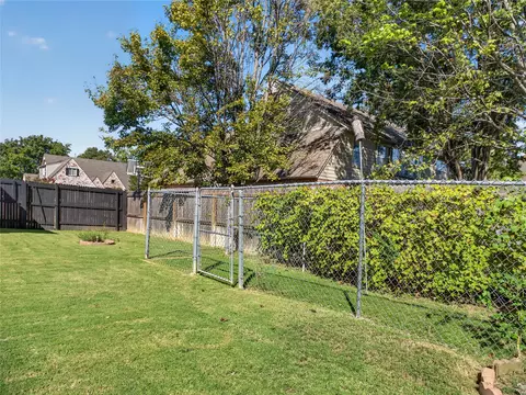 Exterior - 511 S 67th St, Broken Arrow, OK 74014 photo 6 of 7