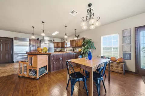 Dining - 5665 N 320 Rd, Haskell, OK 74436 photo 1 of 1