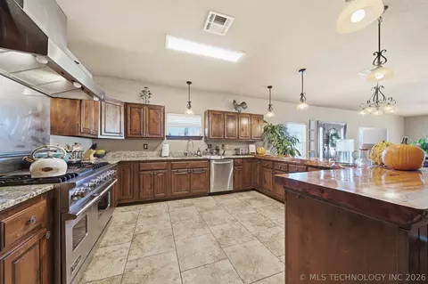 Kitchen - 5665 N 320 Rd, Haskell, OK 74436 photo 2 of 3
