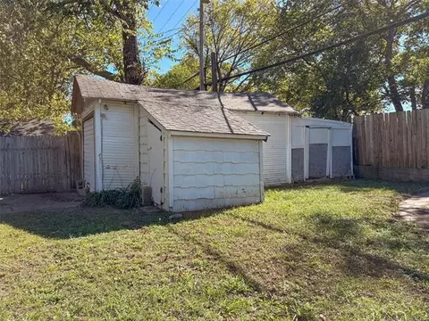 Exterior - 2220 W 40th St, Tulsa, OK 74107 photo 2 of 3