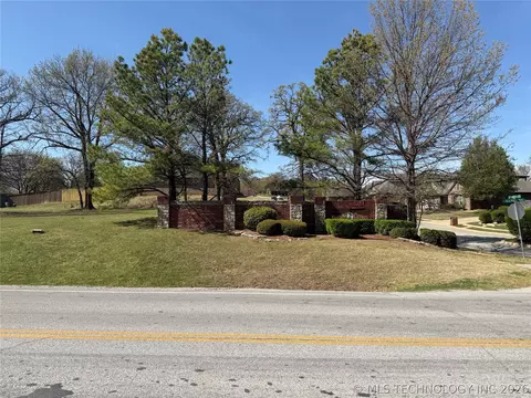1302 N Old North Pl, Sand Springs, OK 74063