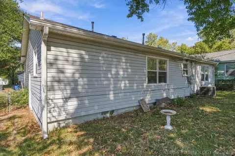 Exterior - 5814 E 18th St, Tulsa, OK 74112 photo 6 of 9