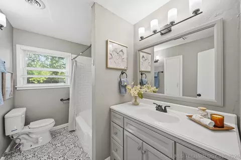 Bath - 5814 E 18th St, Tulsa, OK 74112 photo 1 of 2