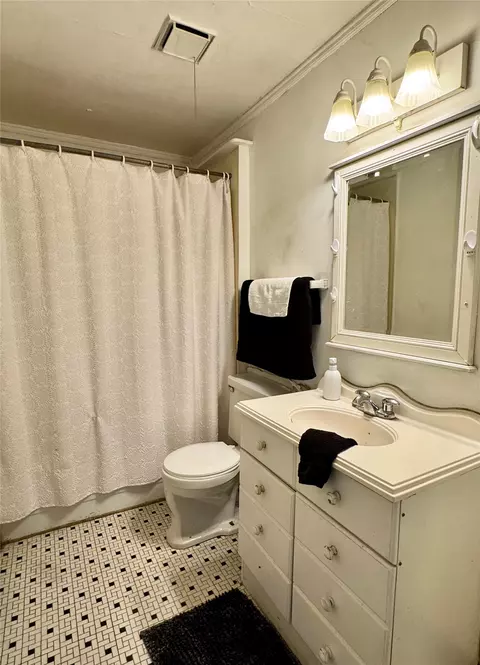Bath - 320 Park, Pryor, OK 74361 photo 1 of 2