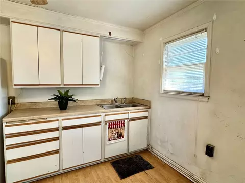 Kitchen - 320 Park, Pryor, OK 74361 photo 3 of 4