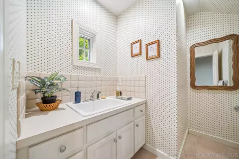 Bath - 1617 E 30th Pl, Tulsa, OK 74114 photo 7 of 10