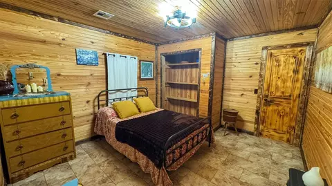 Bedroom - 12992 W Killabrew Rd, Hulbert, OK 74441 photo 4 of 6