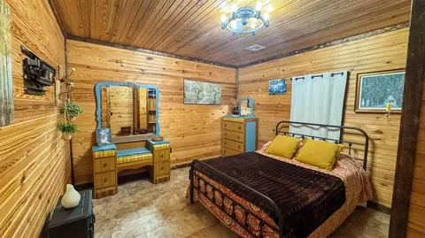 Bedroom - 12992 W Killabrew Rd, Hulbert, OK 74441 photo 3 of 6