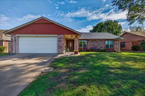 1230 Willow Creek Dr, Bartlesville, OK 74006
