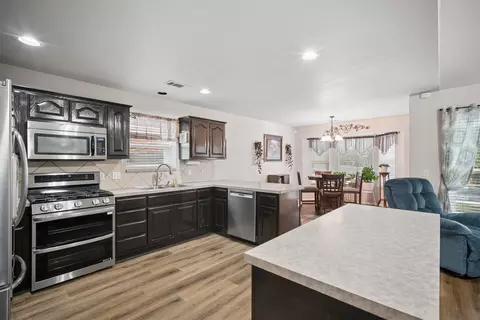 Kitchen - 8105 S Elder Ave, Broken Arrow, OK 74011 photo 2 of 2