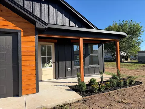 Exterior - 1136 E 5th St, Cushing, OK 74023 photo 2 of 15