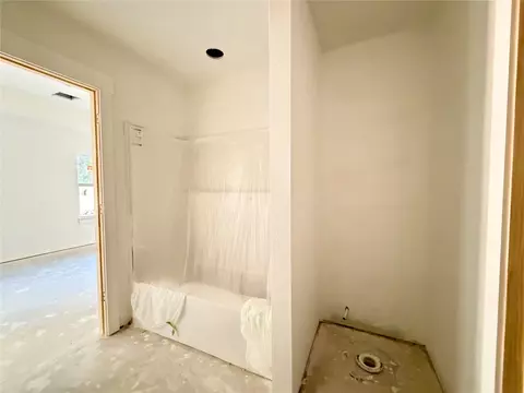Bath - 1136 E 5th St, Cushing, OK 74023 photo 1 of 4